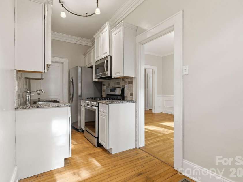 916 Bromley Road, Charlotte, NC 28207.  MLS# CAR4393414, YatesRealty ID 30968. 