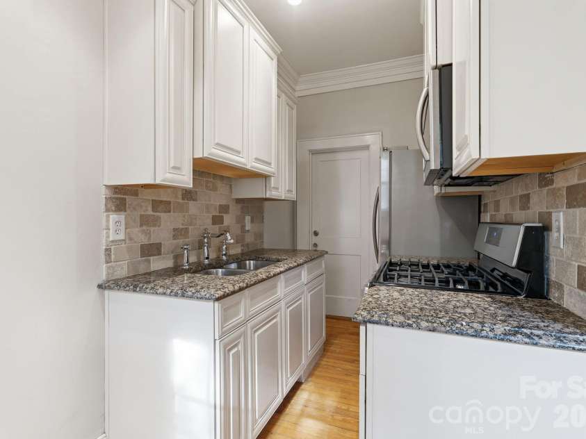 916 Bromley Road, Charlotte, NC 28207.  MLS# CAR4393414, YatesRealty ID 30968. 