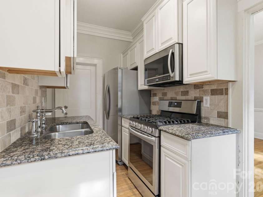 916 Bromley Road, Charlotte, NC 28207.  MLS# CAR4393414, YatesRealty ID 30968. 