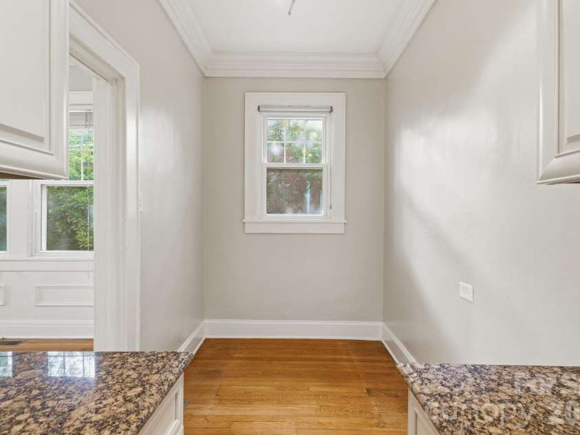 916 Bromley Road, Charlotte, NC 28207.  MLS# CAR4393414, YatesRealty ID 30968. 