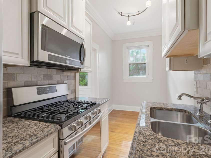 916 Bromley Road, Charlotte, NC 28207.  MLS# CAR4393414, YatesRealty ID 30968. 