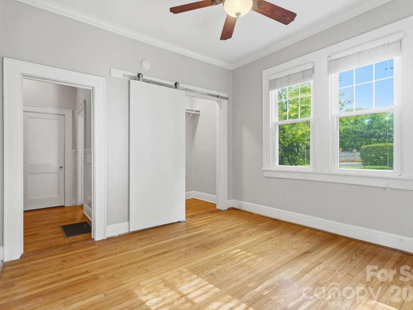 916 Bromley Road, Charlotte, NC 28207.  MLS# CAR4393414, YatesRealty ID 30968. 