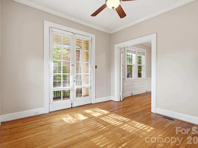 916 Bromley Road, Charlotte, NC 28207.  MLS# CAR4393414, YatesRealty ID 30968. 