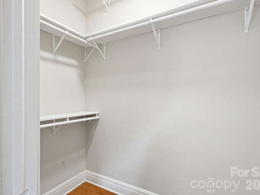 916 Bromley Road, Charlotte, NC 28207.  MLS# CAR4393414, YatesRealty ID 30968. 