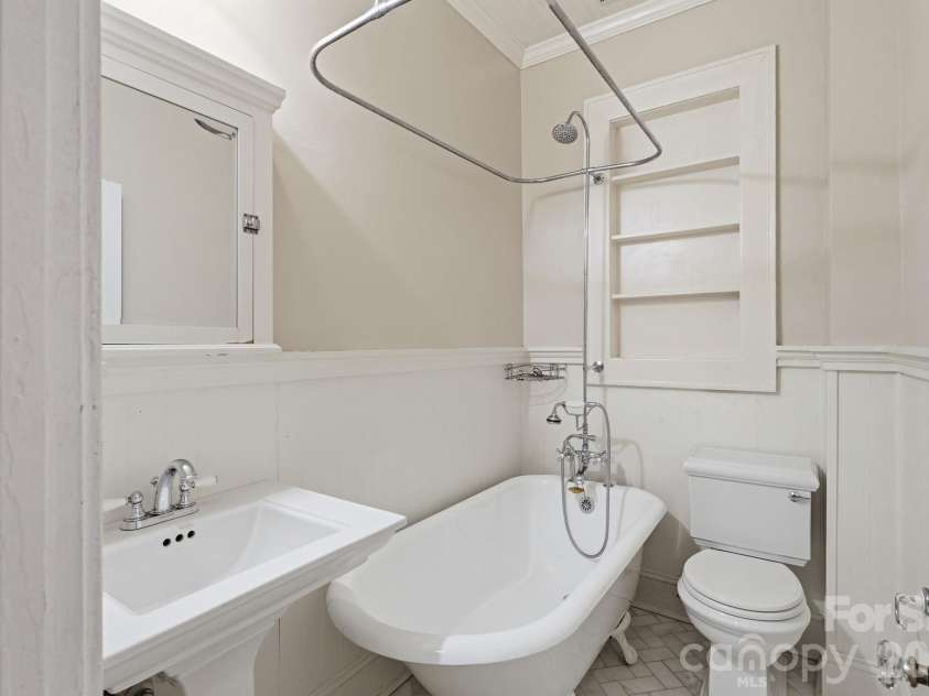 916 Bromley Road, Charlotte, NC 28207.  MLS# CAR4393414, YatesRealty ID 30968. 