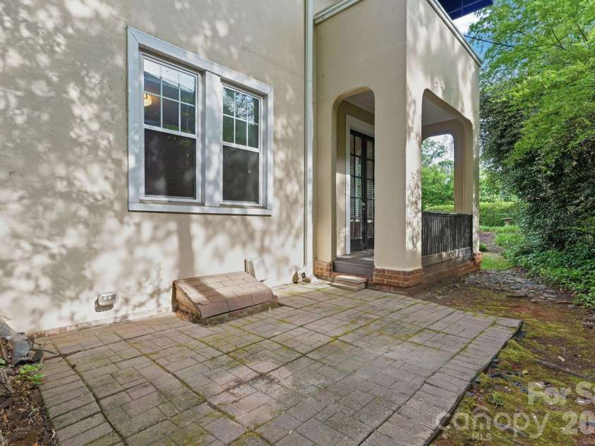916 Bromley Road, Charlotte, NC 28207.  MLS# CAR4393414, YatesRealty ID 30968. 