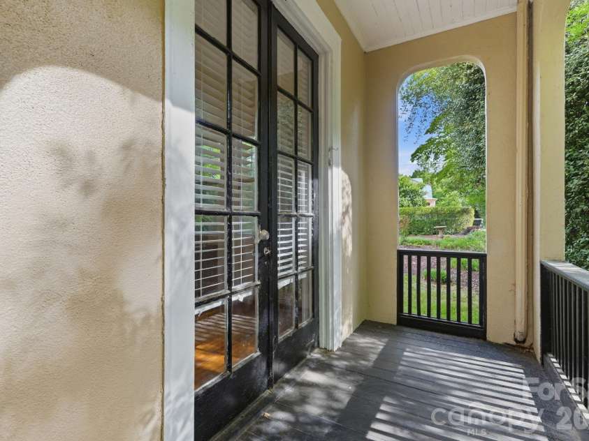 916 Bromley Road, Charlotte, NC 28207.  MLS# CAR4393414, YatesRealty ID 30968. 