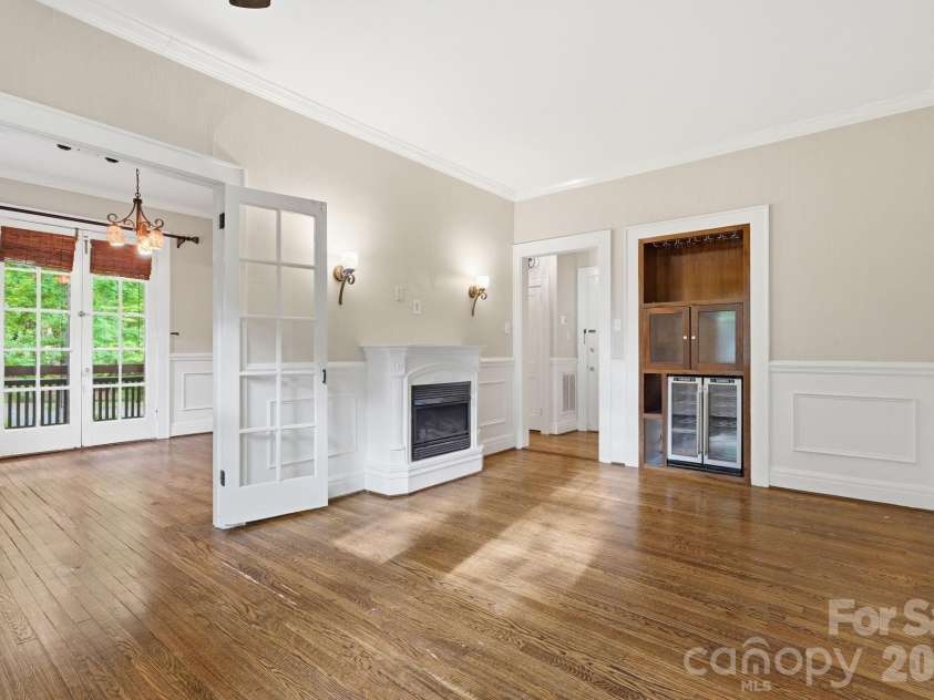 916 Bromley Road, Charlotte, NC 28207.  MLS# CAR4393414, YatesRealty ID 30968. 