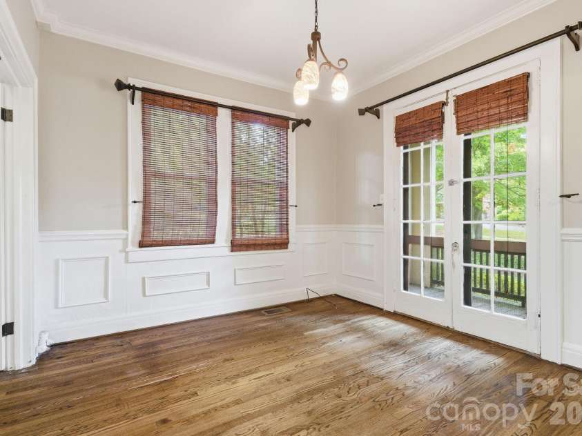 916 Bromley Road, Charlotte, NC 28207.  MLS# CAR4393414, YatesRealty ID 30968. 