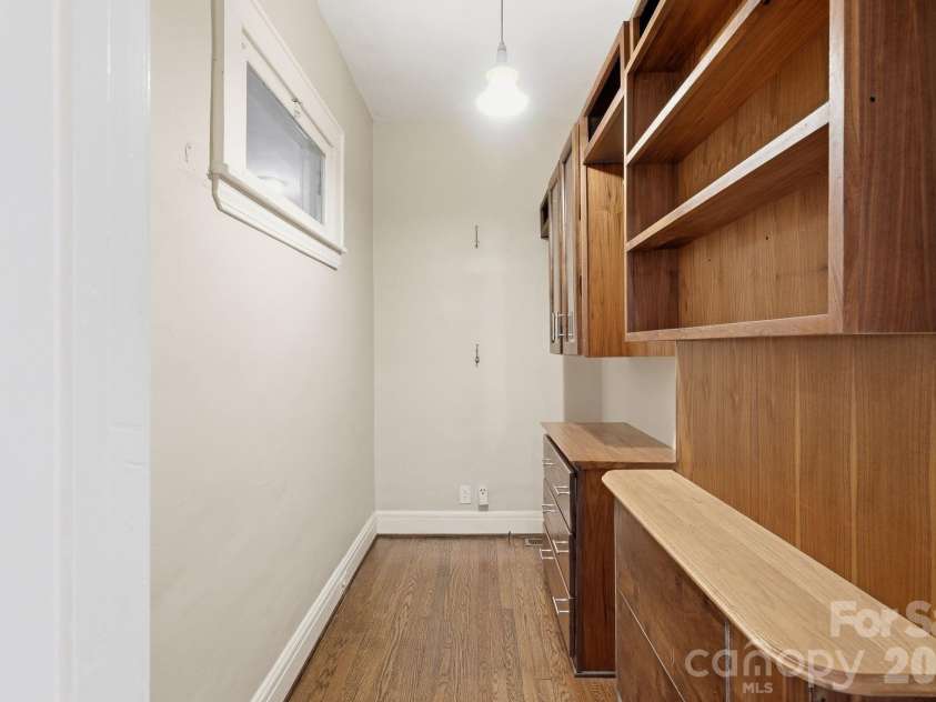 916 Bromley Road, Charlotte, NC 28207.  MLS# CAR4393414, YatesRealty ID 30968. 