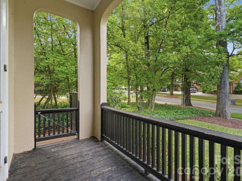 916 Bromley Road, Charlotte, NC 28207.  MLS# CAR4393414, YatesRealty ID 30968. 