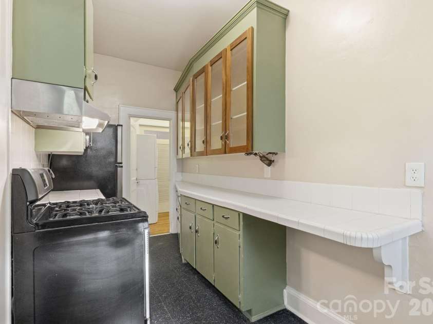 916 Bromley Road, Charlotte, NC 28207.  MLS# CAR4393414, YatesRealty ID 30968. 