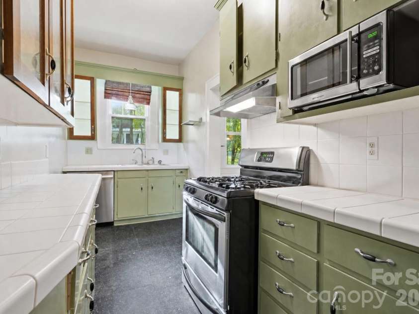 916 Bromley Road, Charlotte, NC 28207.  MLS# CAR4393414, YatesRealty ID 30968. 