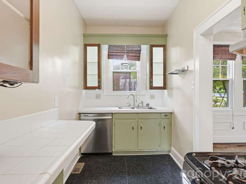 916 Bromley Road, Charlotte, NC 28207.  MLS# CAR4393414, YatesRealty ID 30968. 