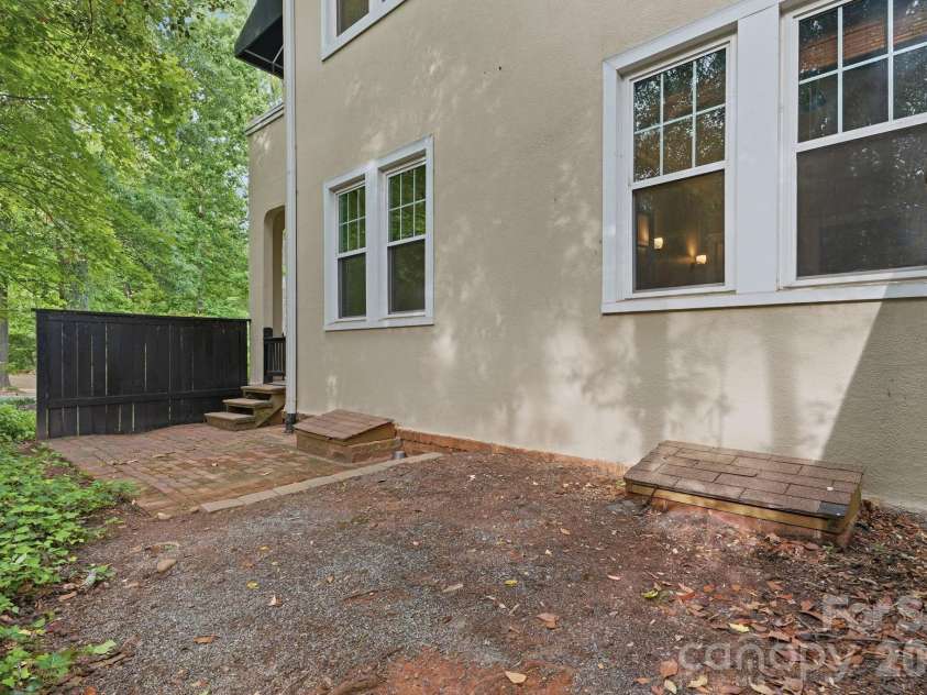 916 Bromley Road, Charlotte, NC 28207.  MLS# CAR4393414, YatesRealty ID 30968. 