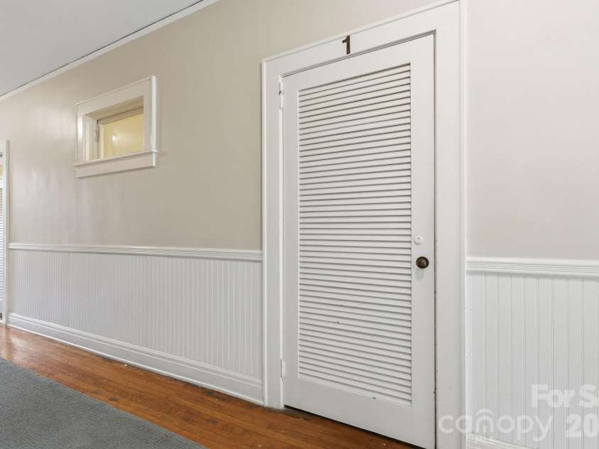 916 Bromley Road, Charlotte, NC 28207.  MLS# CAR4393414, YatesRealty ID 30968. 