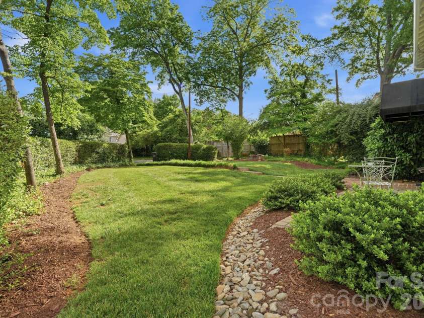 916 Bromley Road, Charlotte, NC 28207.  MLS# CAR4393414, YatesRealty ID 30968. 