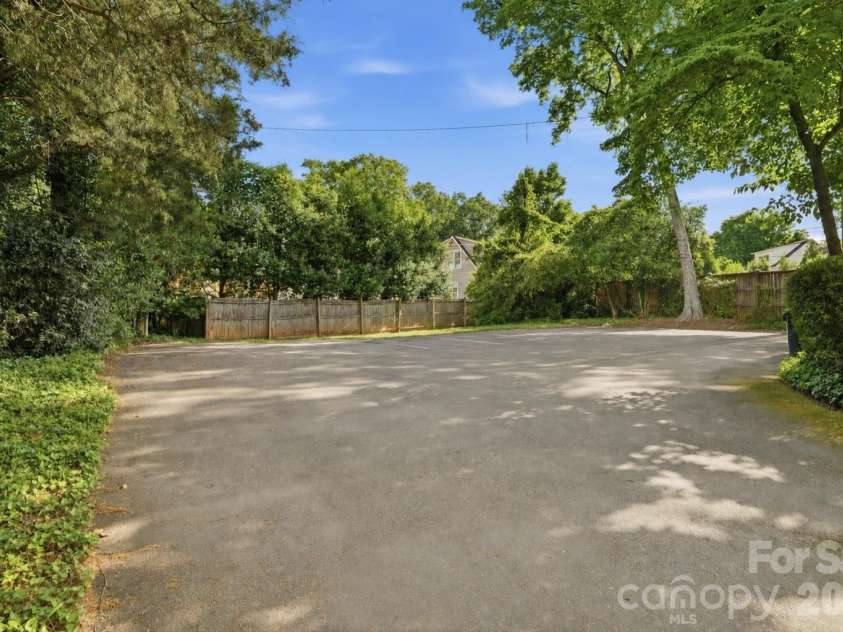 916 Bromley Road, Charlotte, NC 28207.  MLS# CAR4393414, YatesRealty ID 30968. 