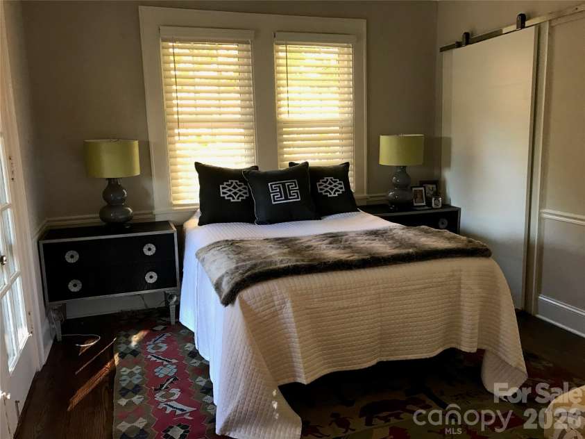 916 Bromley Road, Charlotte, NC 28207.  MLS# CAR4393414, YatesRealty ID 30968. 