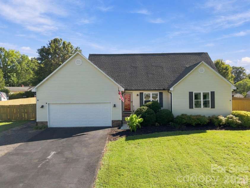 245 Castle Keep Road, Salisbury, NC 28146.  MLS# CAR4334404, YatesRealty ID 30969. 