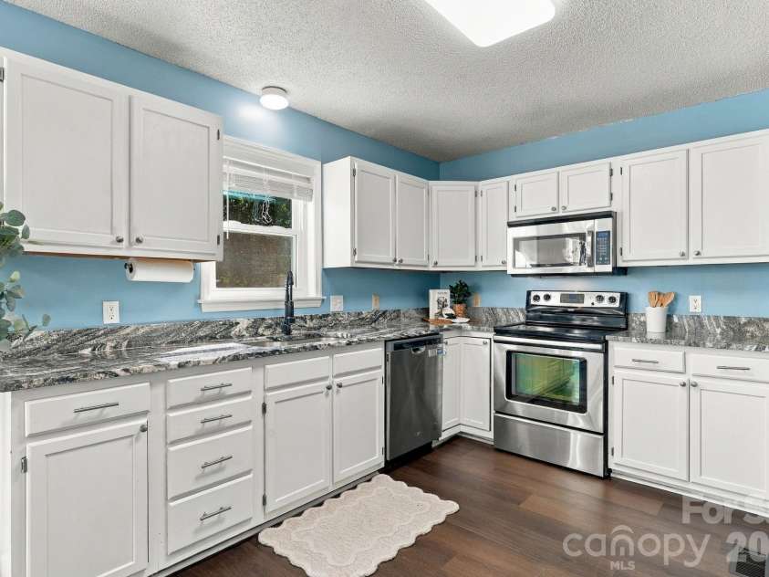 245 Castle Keep Road, Salisbury, NC 28146.  MLS# CAR4334404, YatesRealty ID 30969. Current kitchen paint color