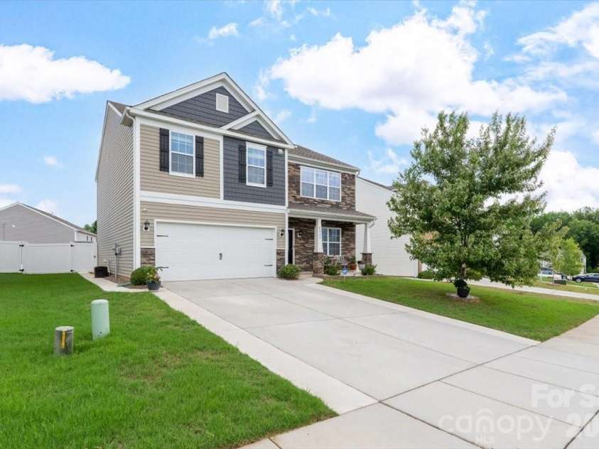 8022 Rowling Drive, Charlotte, NC 28215.  MLS# CAR4392277, YatesRealty ID 30970. 