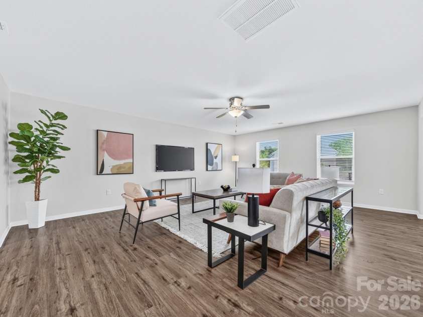 8128 Derby Woods Lane, Charlotte, NC 28214.  MLS# CAR4385212, YatesRealty ID 30971. Great room