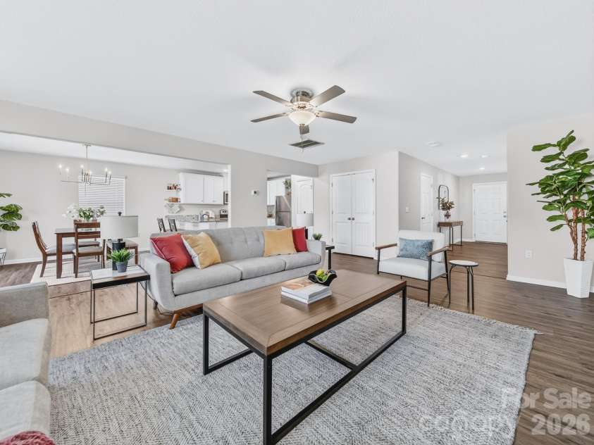 8128 Derby Woods Lane, Charlotte, NC 28214.  MLS# CAR4385212, YatesRealty ID 30971. Great room