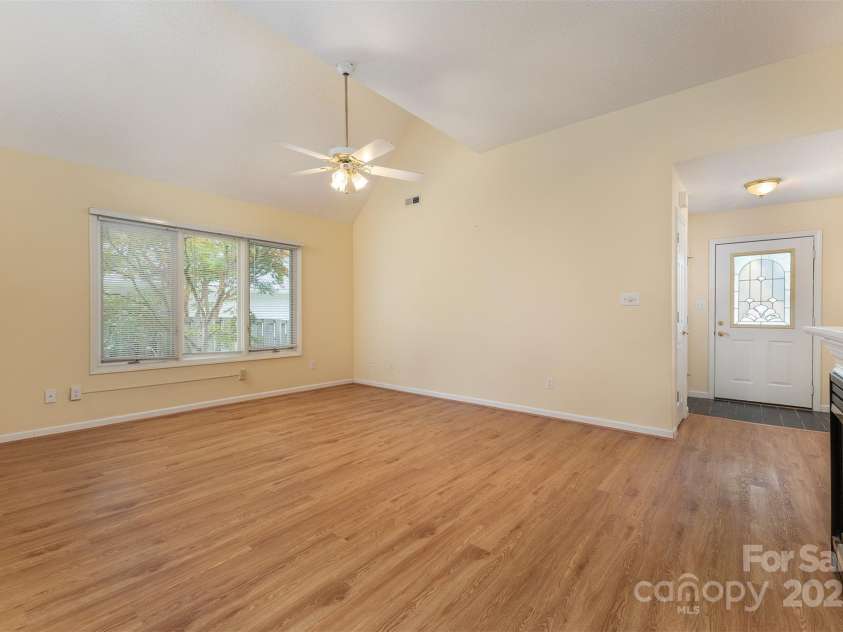 7 Silver Place, Black Mountain, NC 28711.  MLS# CAR4288938, YatesRealty ID 30975. 