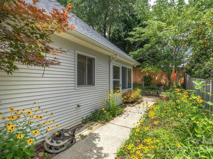 7 Silver Place, Black Mountain, NC 28711.  MLS# CAR4288938, YatesRealty ID 30975. 