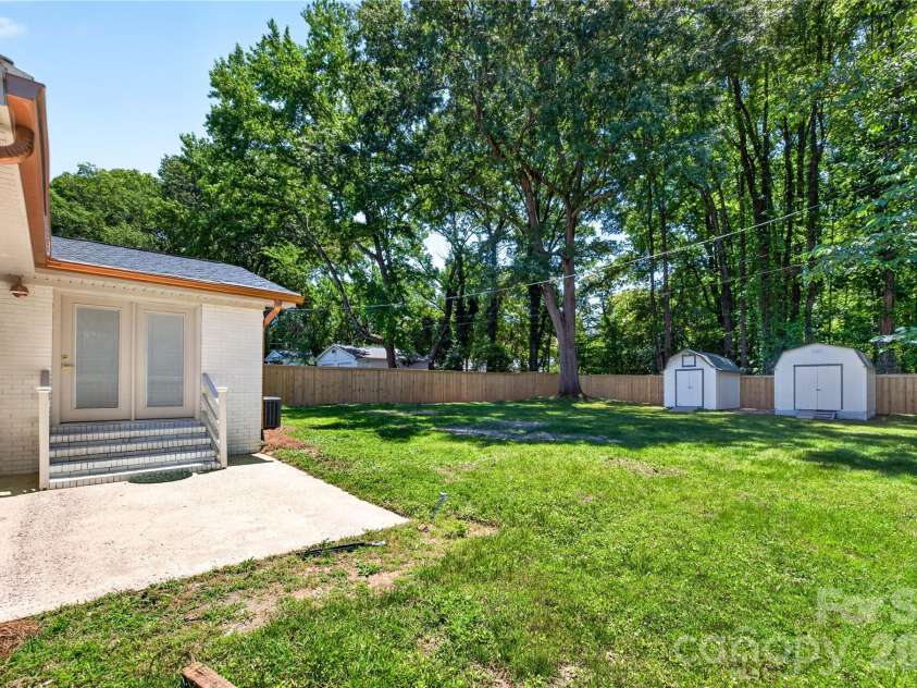 4408 Ivanhoe Place, Charlotte, NC 28205.  MLS# CAR4391893, YatesRealty ID 30977. 