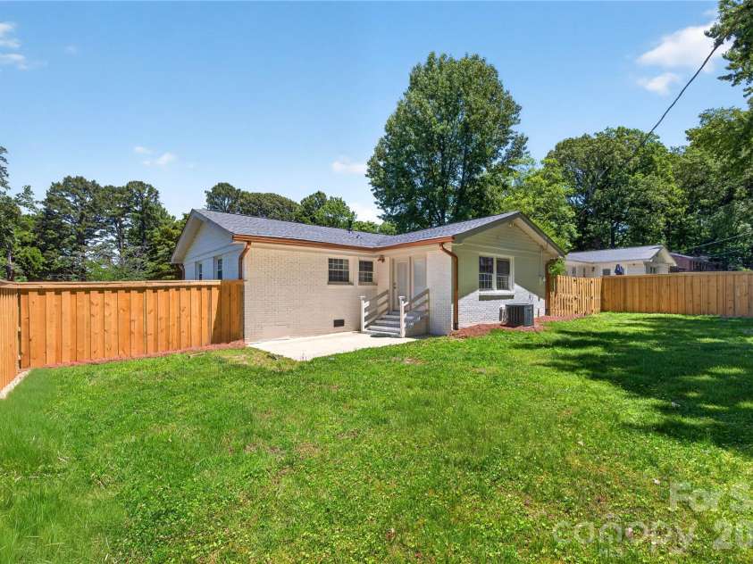 4408 Ivanhoe Place, Charlotte, NC 28205.  MLS# CAR4391893, YatesRealty ID 30977. 