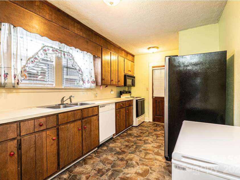 519 Lower Creek Drive, Lenoir, NC 28645.  MLS# CAR4288701, YatesRealty ID 30978. 