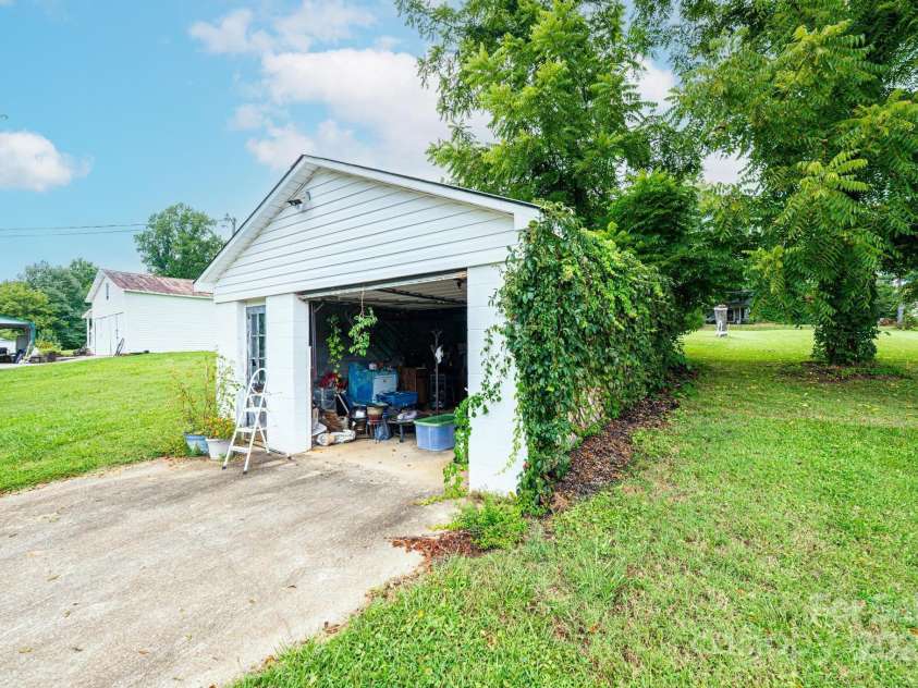 519 Lower Creek Drive, Lenoir, NC 28645.  MLS# CAR4288701, YatesRealty ID 30978. 