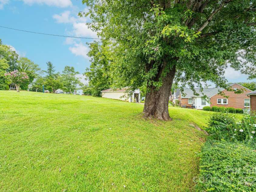 519 Lower Creek Drive, Lenoir, NC 28645.  MLS# CAR4288701, YatesRealty ID 30978. 