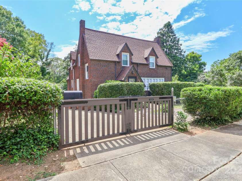 532 Margaret Drive, Statesville, NC 28677.  MLS# CAR4285700, YatesRealty ID 30979. 