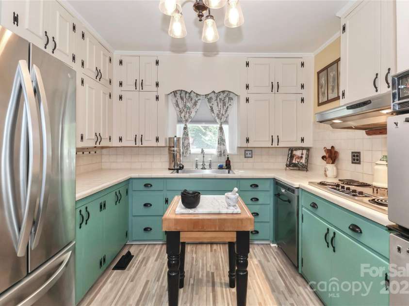 532 Margaret Drive, Statesville, NC 28677.  MLS# CAR4285700, YatesRealty ID 30979. 