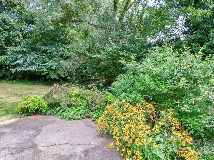 532 Margaret Drive, Statesville, NC 28677.  MLS# CAR4285700, YatesRealty ID 30979. 