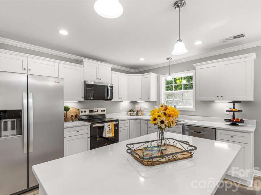 2489 Pineview Drive, Lancaster, SC 29720.  MLS# CAR4392390, YatesRealty ID 30980. 