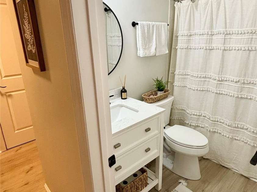 2536 Stradbrook Drive, Charlotte, NC 28210.  MLS# CAR4289091, YatesRealty ID 30981. Guest Bathroom