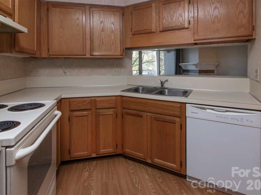 2536 Stradbrook Drive, Charlotte, NC 28210.  MLS# CAR4322236, YatesRealty ID 30981. 