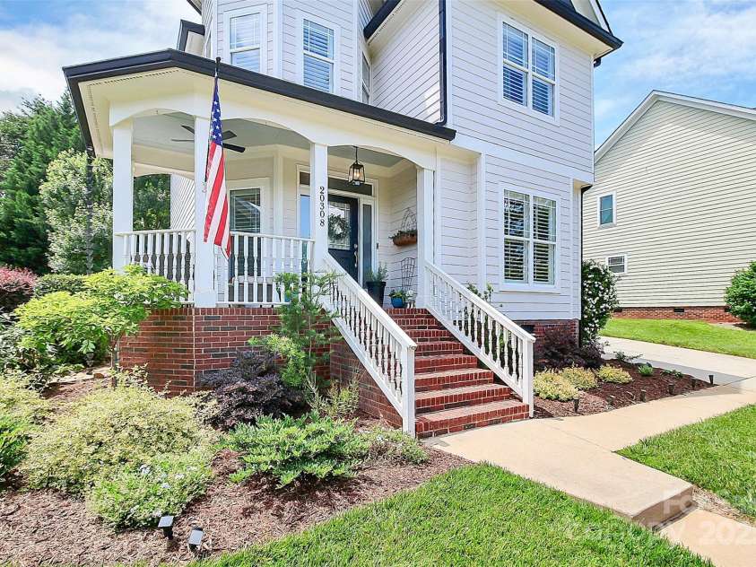 20308 Colony Point Lane, Cornelius, NC 28031.  MLS# CAR4289627, YatesRealty ID 30982. 