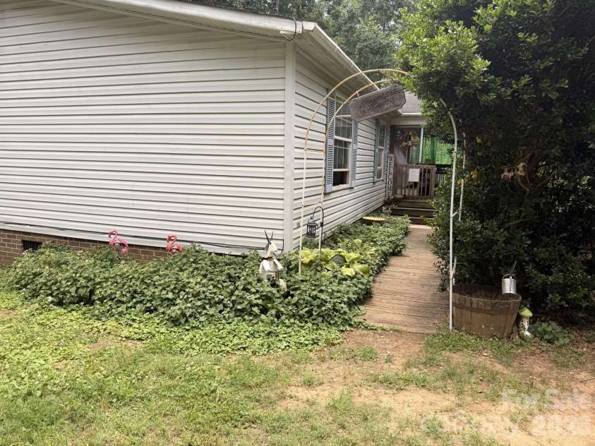 115 Stampede Drive, Statesville, NC 28625.  MLS# CAR4389614, YatesRealty ID 30983. 