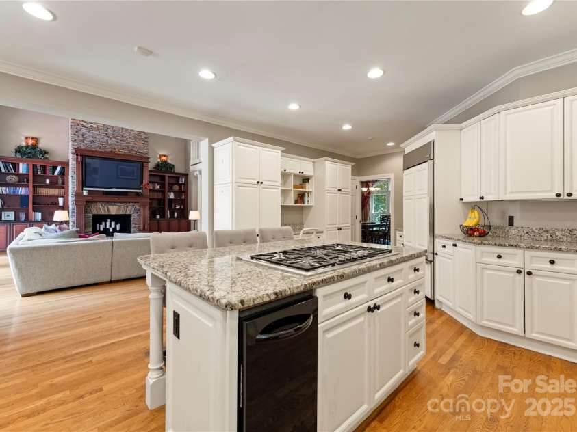 18600 River Falls Drive, Davidson, NC 28036.  MLS# CAR4231533, YatesRealty ID 30985. Kitchen has a Center Island and is open to the Great Room and Breakfast Room.