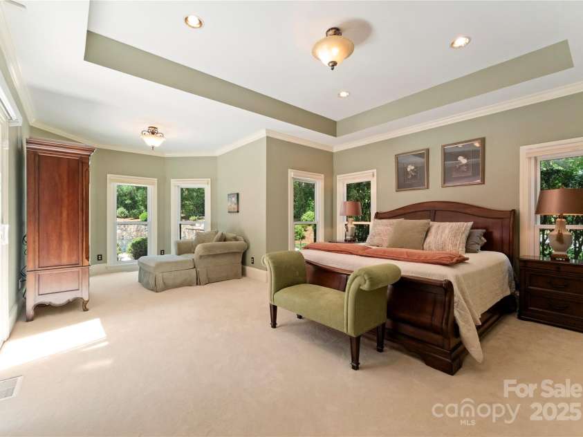 18600 River Falls Drive, Davidson, NC 28036.  MLS# CAR4231533, YatesRealty ID 30985. Large sitting room off primary overlooking backyard.