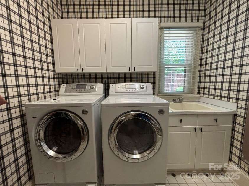 18600 River Falls Drive, Davidson, NC 28036.  MLS# CAR4231533, YatesRealty ID 30985. Laundry room has a utility sink and window.