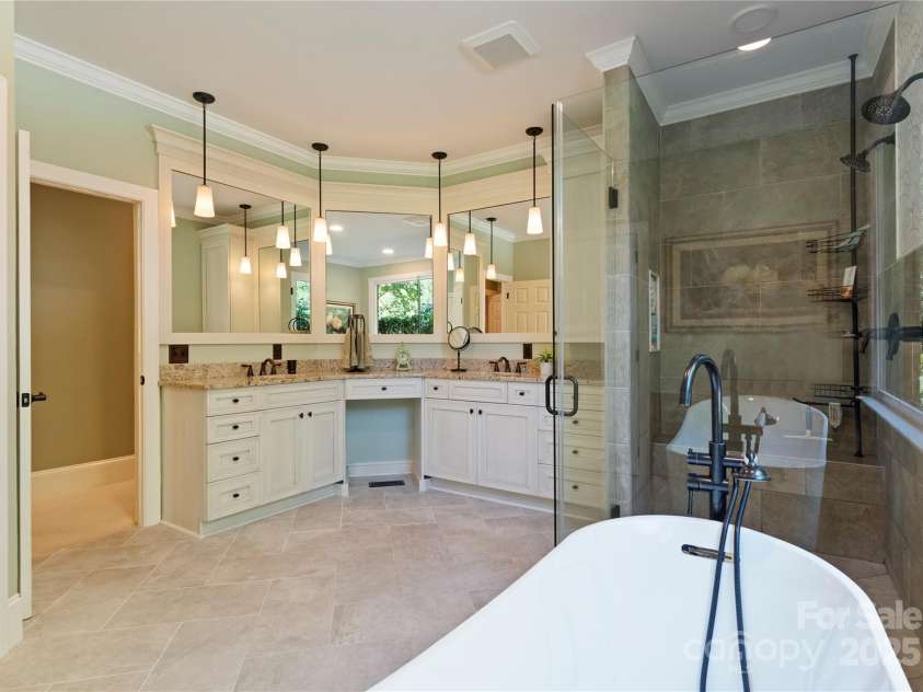 18600 River Falls Drive, Davidson, NC 28036.  MLS# CAR4231533, YatesRealty ID 30985. Primary bathroom also has a separate toilet room.