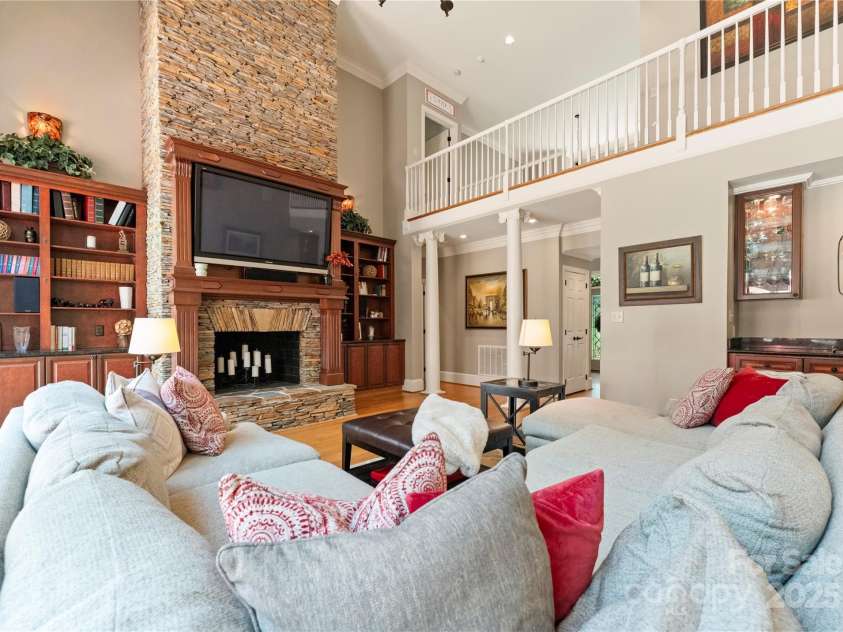 18600 River Falls Drive, Davidson, NC 28036.  MLS# CAR4231533, YatesRealty ID 30985. Two Story Great Room with Wet Bar and Glass Cabinets, a Stone Fireplace and built in Bookshelves. Built in 65