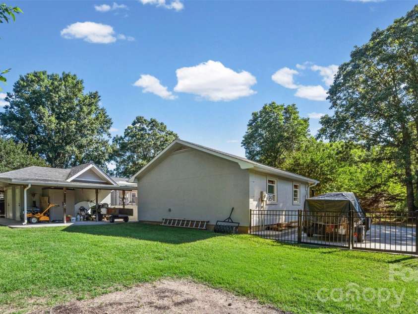 3101 Mckee Road, Charlotte, NC 28270.  MLS# CAR4389942, YatesRealty ID 30986. 