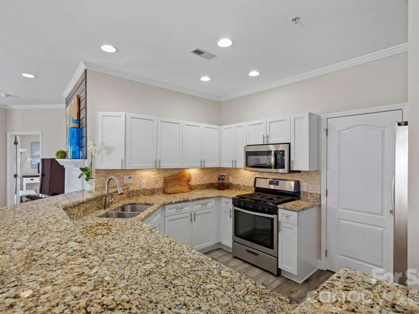 18609 Harborside Drive, Cornelius, NC 28031.  MLS# CAR4383156, YatesRealty ID 30987. Open kitchen with counter seating for casual meals or entertaining. Laundry room off kitchen features built-in shelving for pantry items.